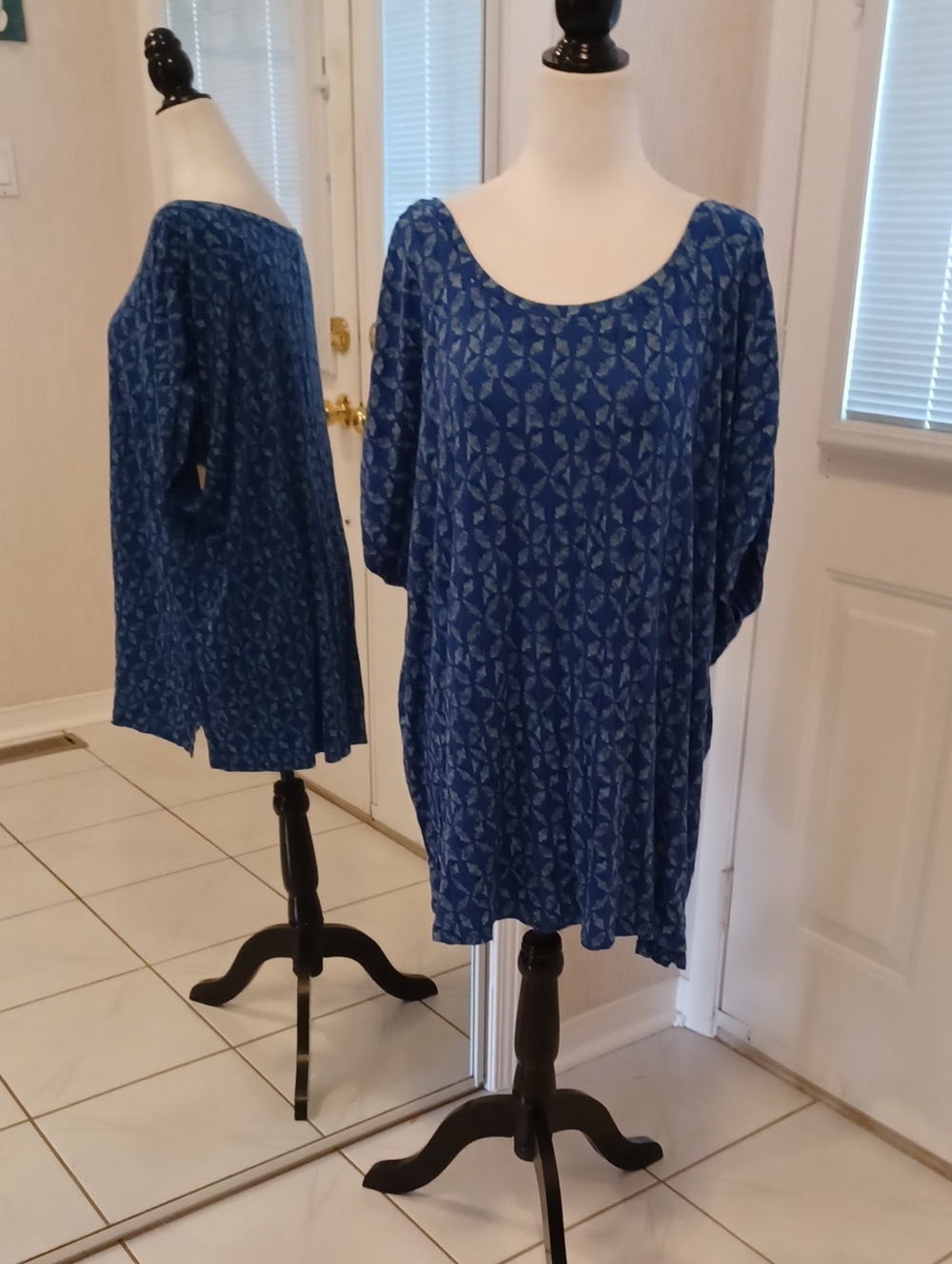 $4 Add-on d/C Jeans Blue Geometric Scoop Neck Tee - Size 3X